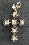 Lindo e delicado pingente em forma de cruz, formado por ouro teor 750 (18 K), e lóbulos com brilhant