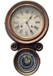 Antigo relógio carrilhão de parede para coleção, caixa em madeira recortada no formato dito oito, mo