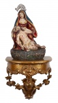 Nossa Senhora de Pietá. Imagem esculpida em madeira policromada com dourações e resplendor. Acompanh