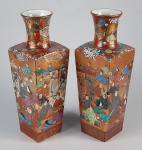 Par de vasos Satsuma Imperial em porcelana japonesa com gargalo alongado. Apresenta quatro faces dec