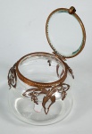 Art Nouveau - Caixa em cristal com tampa bisotada. Apresenta apliques em metal dourado com perolados