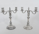 Christofle - Par de candelabros franceses, reversíveis para castiçal, de metal espessurado a prata, com partes apresentando bolhas e descascados.