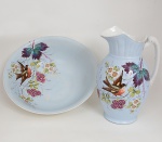 Vista Alegre (Período de 1922/1947) - imponente conjunto de gomil e bacia de porcelana portuguesa, na delicada cor lavanda e sobre ela decoração de pássaro e vegetação.  Medida do gomil 35 x 22 cm, medida da bacia 39 x 13 cm.
