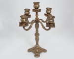 Candelabro em pesado metal, para 5 velas, medida 40 x 33 cm.