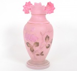 Vaso de opalina rosa, decoração floral. Europa, época vitoriana, séc. XIX, altura 32 cm.