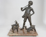 Antigo grupo escultórico europeu, em petit bronze, repres. Pastor tocando flauta e cabras sobre base de mármore, medida 36 x 43 x 21 cm.