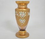 Lindo e antigo vaso veneziano em vidro fartamente decorado a ouro e decorado com flores em relevo, medida 30 x 12 cm.