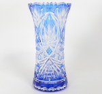 Antigo e grande vaso de cristal tcheco doublee azul cobalto, fartamente lapidado, medida 32 x 16 cm.