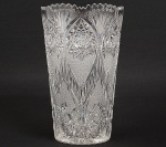 Vaso de cristal tcheco lapidado e serrilhado, medida 26 x 16 cm.