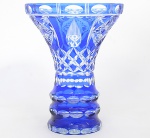 Vaso de demi cristal tcheco azul, lapidação de estrelas, triângulos e círculos, larga boca, medida 24 x 18 cm.