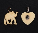 Dois pendantifs de marfim, castão de ouro e prata:  elefante medida 3 x 3 cm e coração medida 3 x 3,1 cm.