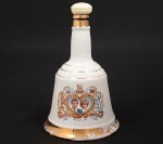 Garrafa de whisky Bell´s Scotch, 750 ml, 1981. Comemorativa do casamento da Lady Di e Príncipe Charles, tampa de plástico, desgastes na douração. Pouco líquido. Medida 26 x 16 cm.