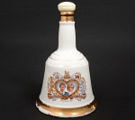 Garrafa de whisky Bell´s Scotch, 750 ml, 1981. Comemorativa do casamento da Lady Di e Príncipe Charles, tampa de plástico, desgastes na douração. Pouquissímo líquido. Medida 26 x 16 cm.