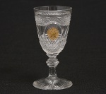 Colecionismo -  Inauguração de Brasília, cálice de cristal francês, Cristallerie Baccarat, lapidado em ponta de diamante guarnecido com Brasão de Armas da Republica Federativa do Brasil, alt. 7,8 cm.