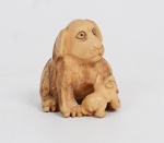 Antigo netsuke assinado, repres. Cão com filhote, medida 3 x 3 cm.