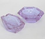 Dois belos cinzeiros de cristal tcheco na cor violeta, facetados, medidas 14 x 4 cm e 11,5 x 4,5 cm.