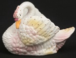 Floreira de biscuit, repres. Cisne, medida 16 x 9 x 8 cm.