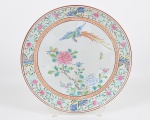 Medalhão de porcelana japonesa, decorado com flores e Fênix, em rica policromia em relevo, borda floral. Marca impressa: Yamatoku (virtude da montanha) em caracteres 'katagana', esta marca ocorre principalmente por volta de 1910-20, e  marca pintada em azul  Diâmetro 31 cm.