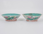 Dois bowls de porcelana chinesa, 1 restaurado e com bicados. Um deles de formato oitavado, policromia floral e interior  monocromático, séc. XIX. Medida 16 x 5 cm.