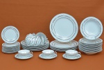 Aparelho de jantar de porcelana japonesa, Noritake, modelo Gaylord, numerado, composto de 85 peças, sendo: 23 pratos rasos, 24 pratos fundos, 22 pratos de sobremesa e 16 xícaras de chá com pires, dois pratos rasos com leves bicados e 1 prato de sobremesa com lascado na borda.