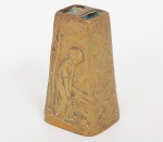 P. Tereszczuk, ( Galicia 1875/Viena 1963)  - gracioso vaso em bronze dourado, período Art Nouveau, decorado em relevo com cena campestre, Menina e caramujo. Medida 12 x 6,7 x 5,8 cm.