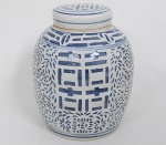 Potiche de porcelana chinesa decoração em azul e branco, medida 27 x 18 cm.