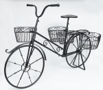 Bicicleta jardineira em ferro fundido e patinado, medindo 124 x 88 x 54 cm. (L x A x P)