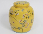 Grande potiche em cerâmica oriental de fundo amarelo decorado com flores e borboletas, medindo 27 x 23 cm.