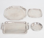 Shefield Plate - lote de 4 peças em metal prateado, composto de 1 suporte de garrafa Jamil, e bandejas. Medida maior 34 x 34 cm.  Menor 14 cm.