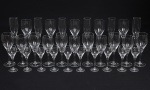 STRAUSS - Serviço de cristal alemão em formato de tulipa, composto de: 8 taças de água, 12 taças de vinho tinto, 12 taças de vinho branco, 12 de vinho do porto e 8 taças fluts. Medida 21,5 cm. menor 14 cm. Total de 52 peças.