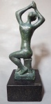 BRUNO GIORGI ( SP 1905/RJ 1993 ) - Escultura de bronze com pátina verde - Mulher sentada - base de granito. Altura total 43 cm. Assinada no bronze. Adquirido em janeiro de 1998, em leilão realizado na Galeria Belas Artes - RJ.