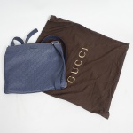 GUCCI - bolsa mensageiro de couro na cor azul, gravado a letra G, alça longa e ajustável, ziper e 2 repartições no seu interior, forrada em tecido, etiqueta com Código de Série: 201446, 213048. Medida 30 x 35 x 2 cm. A bolsa se encontra com pequenos desgastes nas laterais da base e as ferragens com oxidação. Acompanha saco da mesma grife.