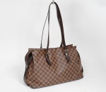 LOUIS VUITTON, Vintage - Damier Ebene Chelsea, bolsa em canvas. Modelo com alças de ombro ajustáveis, base estruturada, fechamento principal superior por zíper, interior possui compartimento único amplo e um bolso com zíper. Medida 28 x 41 x 14 cm. No estado.