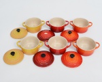 Le Creuset  Set de 6 mini Cocotte (1delas com pega da tampa quebrada). Med.: 14 x 10 x 8 cm. Marcadas na peça. Cerise (2) (1) Tampa quebrado na pega Volcanic (2)  e amarelas (2)