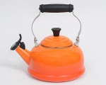 Le Creuset  Chaleira em metal com esmalte no original degradee da marca. Com sinais de uso em bom estado. De 1.6 litros.  Med.: 26 x 25 cm.           