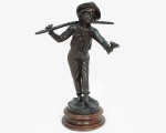 Escultura de petit bronze com pátina marrom, repres. Menino do campo, base de madeira, europa séc. XIX, medida 51 x 36 cm.