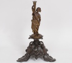 WMF - Parte de floreira em bronze, com escultura feminina em rico cinzelado sobre base de folhagens. Medindo 34 x 22 cm.