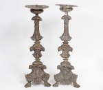 Importante par de tocheiros sacros período barroco, séc. XVIII em metal elaborado em 4 partes, com sustentação em madeira. Apresenta desgastes e fissuras do tempo. Alt. 65 cm. cada