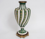 Antiga ânfora em porcelana francesa com marca de Paris, sobre base de bronze ormolu, apresenta bronze no bocal. Medindo. 40 x 18 cm. Marcas de Paris no fundo.