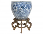 Imponente e antigo cachepot de porcelana chinesa azul e branca, com marca de 6 caracteres QIANLONG. Decorado com reservas de aves na paisagem, Medindo 57 x 46 cm. acompanha antiga peanha de madeira com patina dourada. Medindo 57 x 36 cm. (D x A)