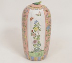 Grande potiche com tampa de porcelana chinesa no feitio de fruto. medindo 39 x 19 cm.