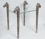 Conjunto de pés de mesa em metal prateado moldado e cinzelado representando cavalos. Medindo 60 x 11 cm. cada.