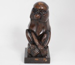 Escultura chinesa em madeira nobre no estilo Art Deco, representando macaco. Medindo 32 x 13 x 14 cm. Apresenta marca na base.