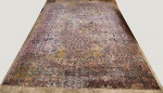 Antigo e muito raro tapete persa Kirman do sec. XVIII, Apresenta pontos de rapés e manchas. Medindo 5,84 x 3,60 = 21 m². Possui feltro no fundo e já está lavado. Peça em seu estado original muito bom para sua época.