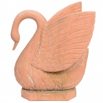 Antigo e grande cisne para jardim, de cimento com patina terracota. Peça oca por baixo. Medindo 70 x 68 x 45 cm. Apresenta avarias do tempo e asa colada.