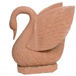 Antigo e grande cisne de jardim, de cimento com patina terracota. Peça oca por baixo. Medindo 70 x 68 x 45 cm. Apresenta avarias do tempo.