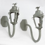 Par de antigos lampiões de parede estilo colonial, em metal trabalhado e patinado. com preparação elétrica para lâmpada. Base de prender adaptada para quinas . Med: 84 x 69 x 23 cm