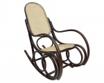Michael Thonet - Antiga cadeira de balanço em madeira curvada e palha cintética no assento e encosto. 52x101x99cm de altura, 1960s. (aro decorativo abaixo do encosto com parte quebrada)