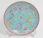 Família Rosa Período da República (1912-1949) Grande prato de porcelana chinesa com decoração de quatro dragões e flores. Med. 29 cm. Apresenta selo vermelho Qianlong no fundo.