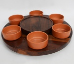 Jean Dobré (Tropic-Art) Bandeja giratória em madeira maciça com 6 bowls de cerâmica. Med: 42 cm. de diâmetro.